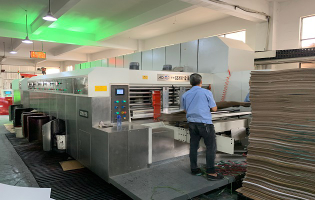 GSYM 型全伺服七色高精度水性印刷上光烘干模切機在蘇州工作剪影