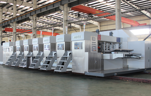 ZYKM IV型（固定式）高速印刷開槽模切粘箱捆扎生產線在歐洲包裝公司工作剪影